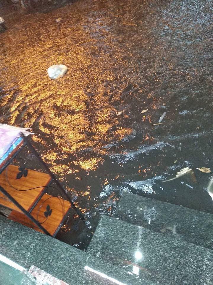 Ngày Hà Nội ngập: Tủ lạnh trôi bập bềnh, thanh niên bơi giữa phố còn xe sang đứng im mà chịu trận